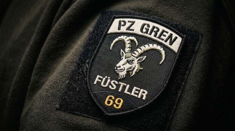 Gestickter Badge mit Steinbock-Motiv auf der Klettfläche eines Hoodie-Ärmels
