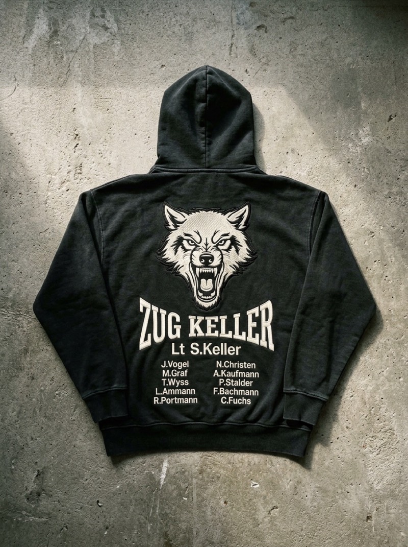 Rücken eines Smart-Hoodies, komplett gestickt mit Motiv und Namensliste