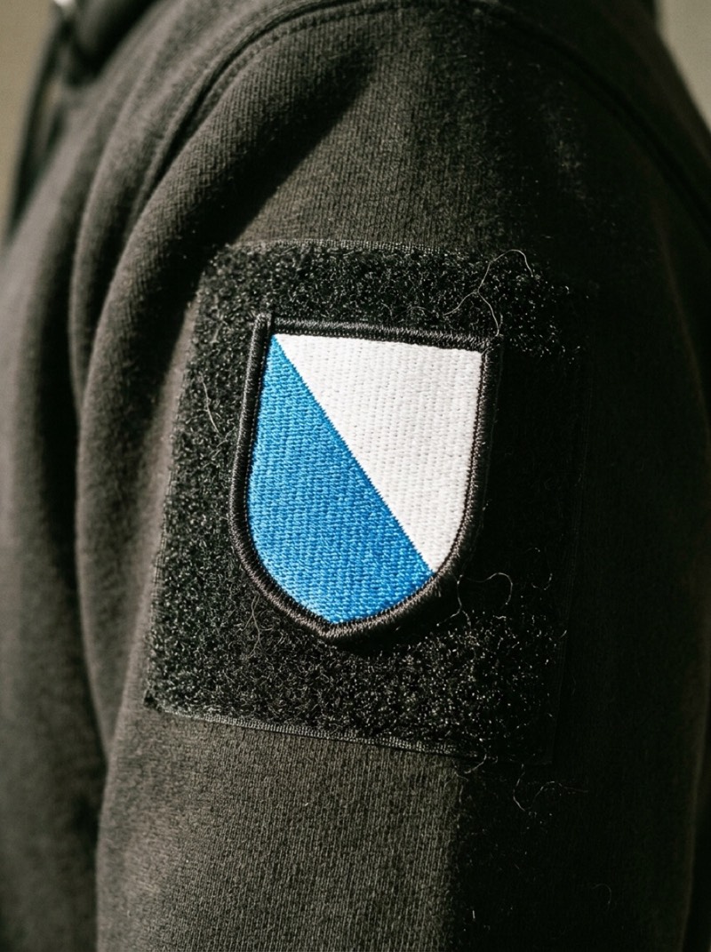 Premium-Hoodie mit Kantonswappen auf der Klettfläche am Arm